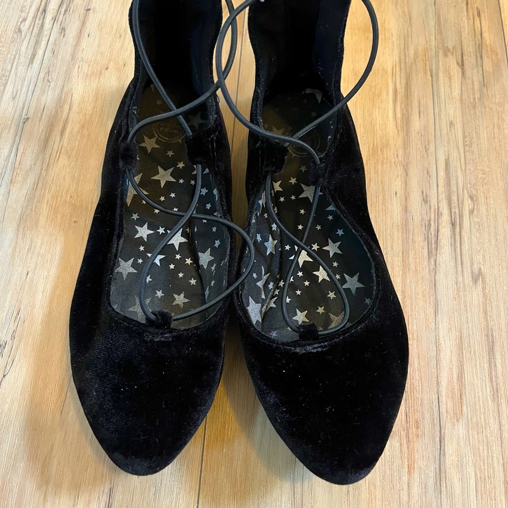 Black pointy toe dress shoes